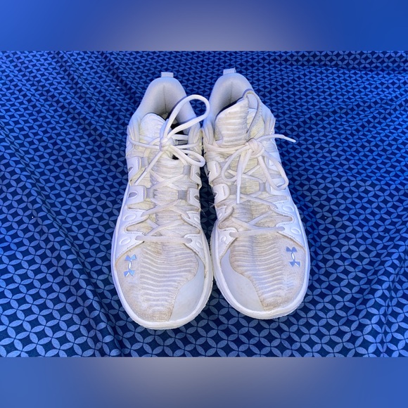 Womens Basketball Shoes, size 10, dont stink, and used for 1 basketball season. - Picture 4 of 5